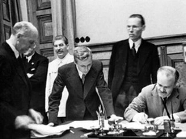 Подписание пакта Молотова-Риббентропа в 1939 году фото из lenta.ru