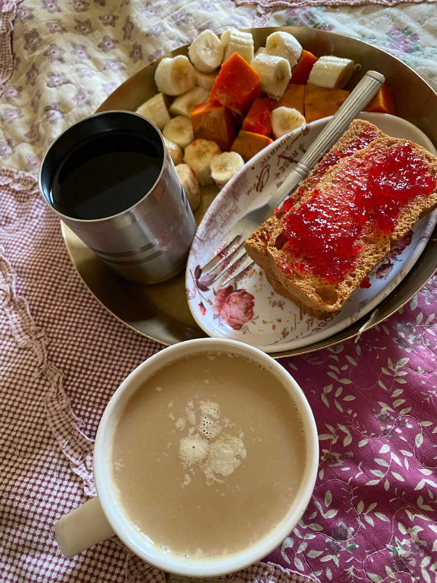 Чай масала и фруктовая тарелка. Всегда ем фрукты вилкой. И индийские невкусные сухари, которыми меня угощают, я кушаю их с джемом - индийцы диву даются, ведь так никогда не употребляли эти сухари!