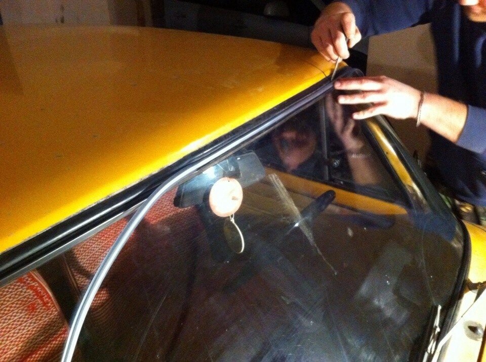 Стекло, установленное через уплотнитель