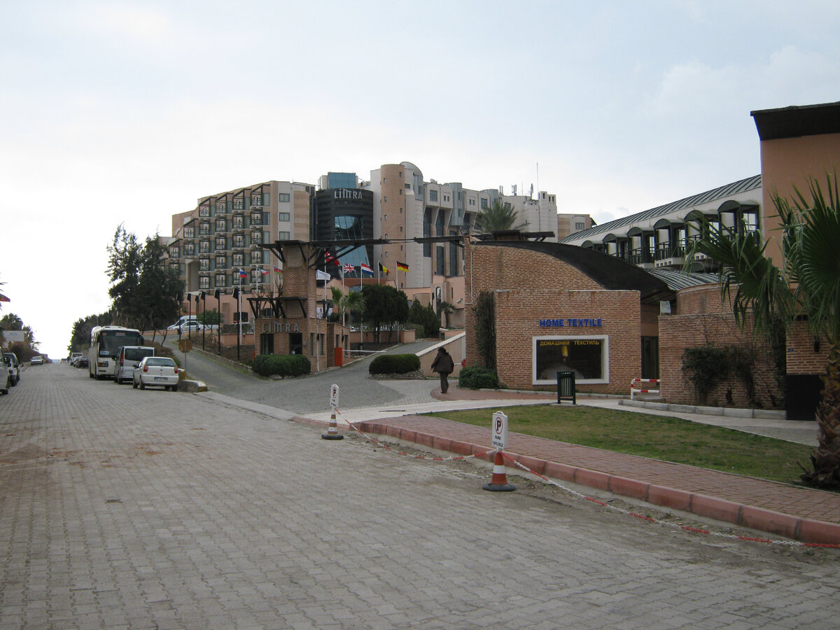 Вот парадный подъезд... Фото автора