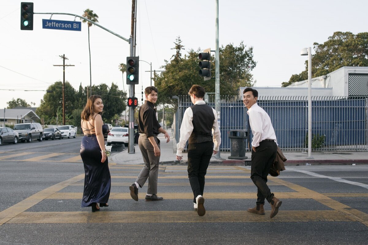 Человек стоит с велосипедом. Carry street. Carry around. Asian tourist. Пара туристов.