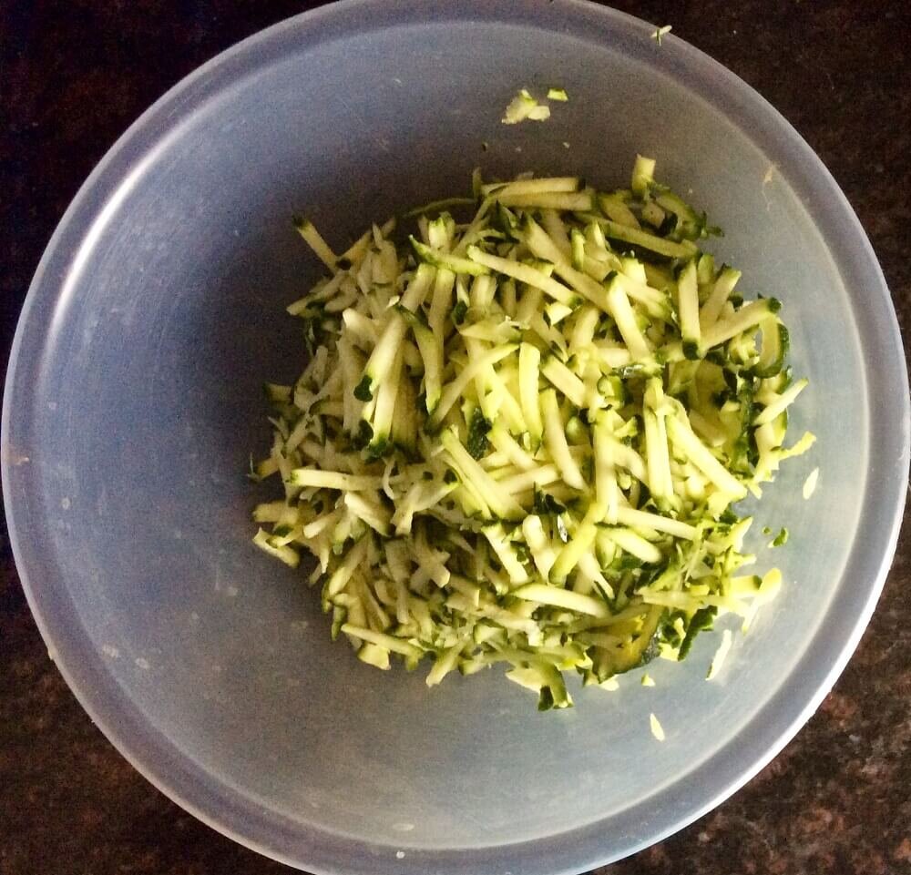Цукини натереть на терке, присыпать солью и оставить 30 минут. Фото из архива автора
