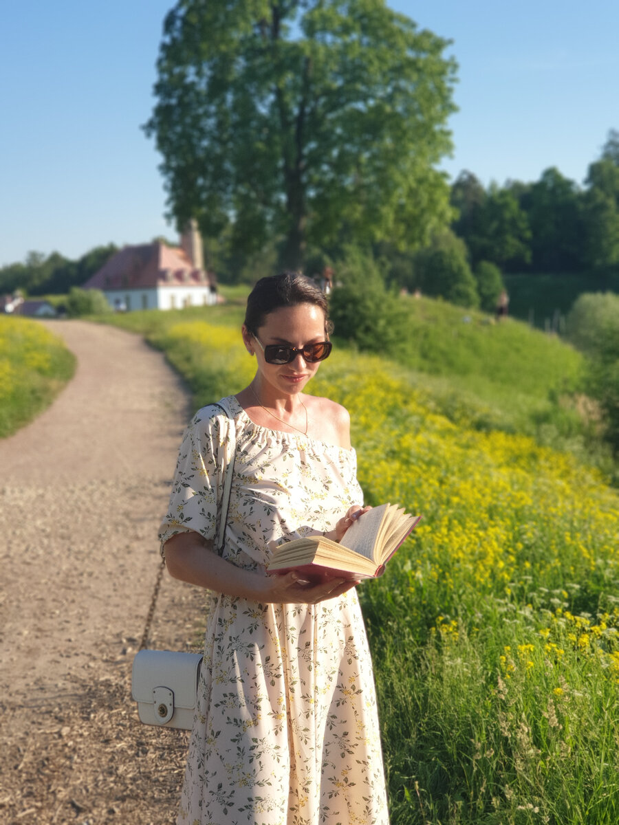 Привет! Меня зовут Екатерина, добро пожаловать на канал. Здесь вы найдете интересные и полезные статьи на тему моды, стиля и трендов, которые можно носить в обычной жизни. А еще я не рекламирую все подряд, а только то, что дейсвительно приходится по душе и может понравиться моим читательницам. Так, на мне платье 1001Dress, которое рекламировала еще прошлым летом. Я осталась им довольна, и теперь надеваю в самую-самую жару. Фото из г.Гатчина, пригород Петербурга. Если будете посещать Петербург, то обязательно приезжайте в Гатчину. Здесь очень красиво: есть дикий парк по соседству с ухоженным парком, милые улицы с аккуратными домиками, симпатичные кафе и чистые улочки. 