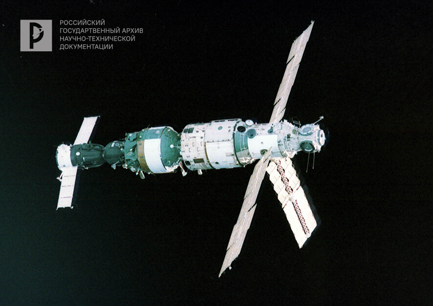 ОНК «Мир» – «Квант» – «Союз ТМ-3» в полете. 24 июля 1987 г. РГАНТД. Арх. № 1-4634 цв.
