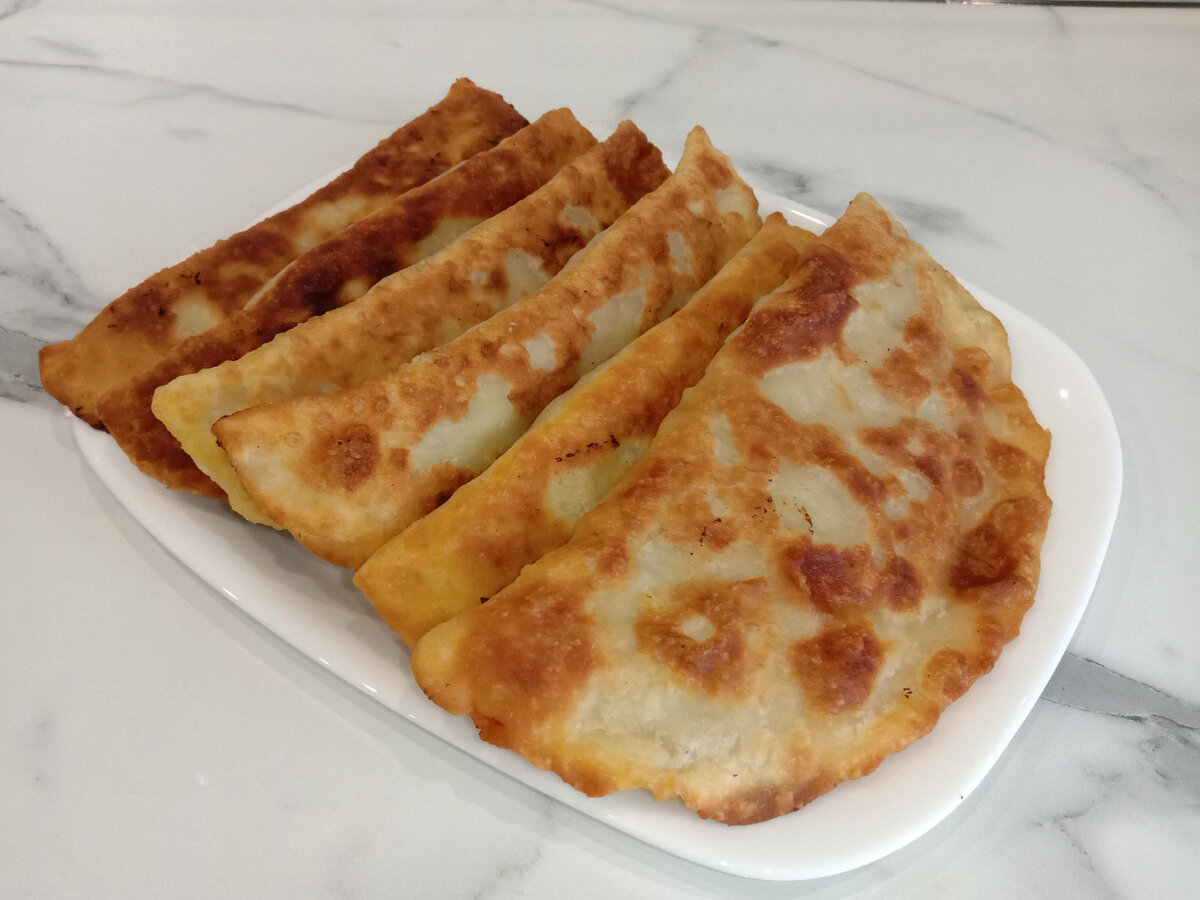 Чебурек хркстящее. Чебуреки домашние рецепт теста на кипятке. Чебуреки домашние рецепт теста на кипятке. Вкусное тесто на чебуреки заварное. Чебуреки домашние рецепт теста на кипятке.