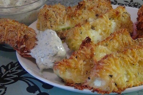 Ингредиенты: мука — 200 грамм;
твердый сыр — 200 грамм;
кабачок — 2 штуки;
яйцо — 1 штука;
панировочные сухари — 3 столовые ложки;
перец молотый душистый;
прованские травы;
соль.