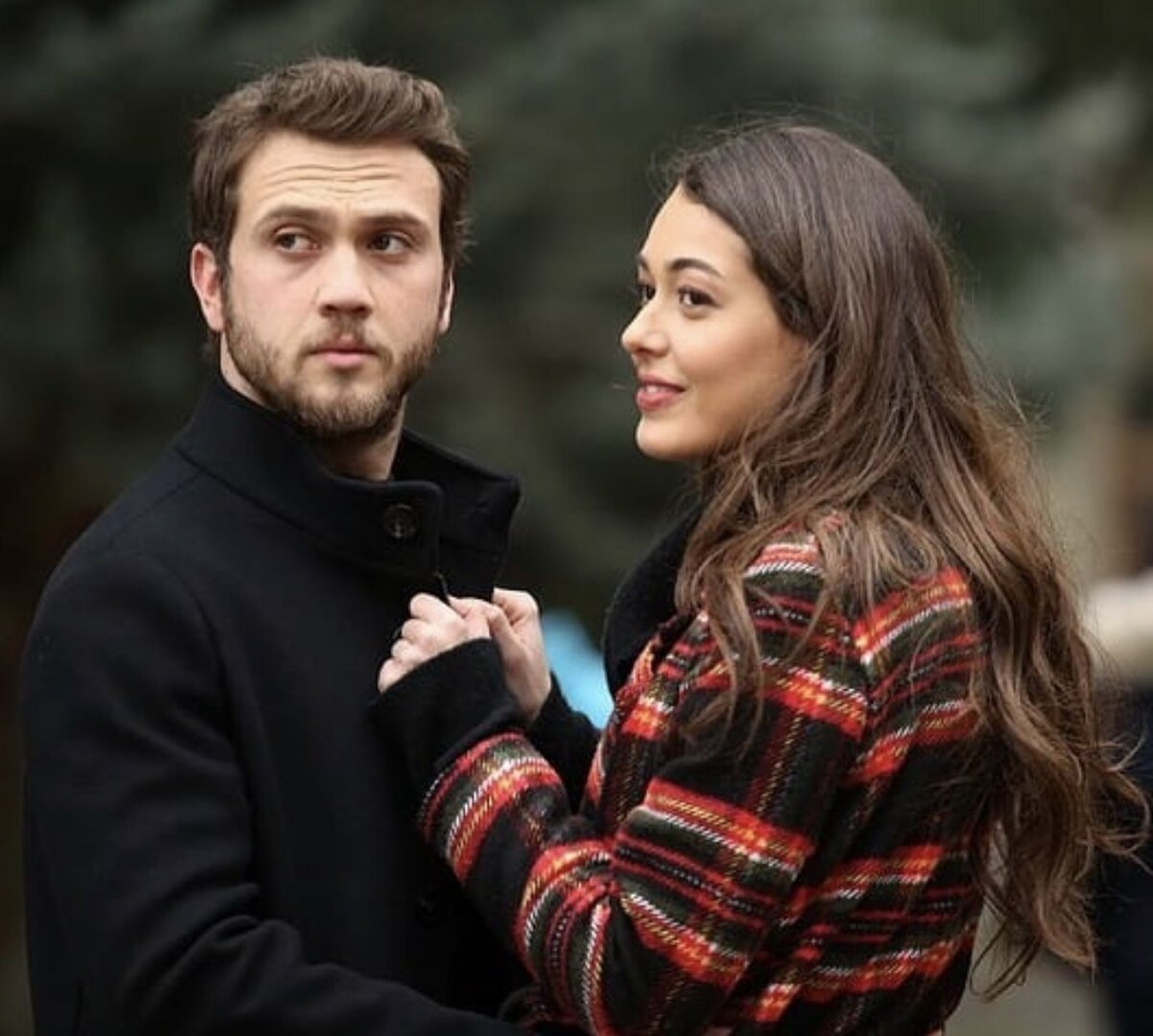 Дилан Чичек Денис и Арас Булут Ийнемли - исполнители главных ролей сериала 