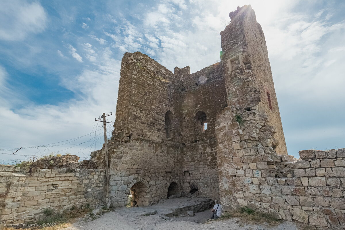 Генуэзская крепость храм двенадцати апостолов