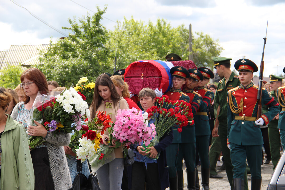 После церемонии прощания колонна людей во главе с военными прошла по улице Комсомольской. Солдата России спустя пять месяцев после гибели похоронили в родной земле со всеми воинскими почестями. Алексей, мы будем помнить тебя. Покойся с миром