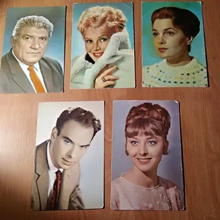 Альбом с фотографиями артистов.