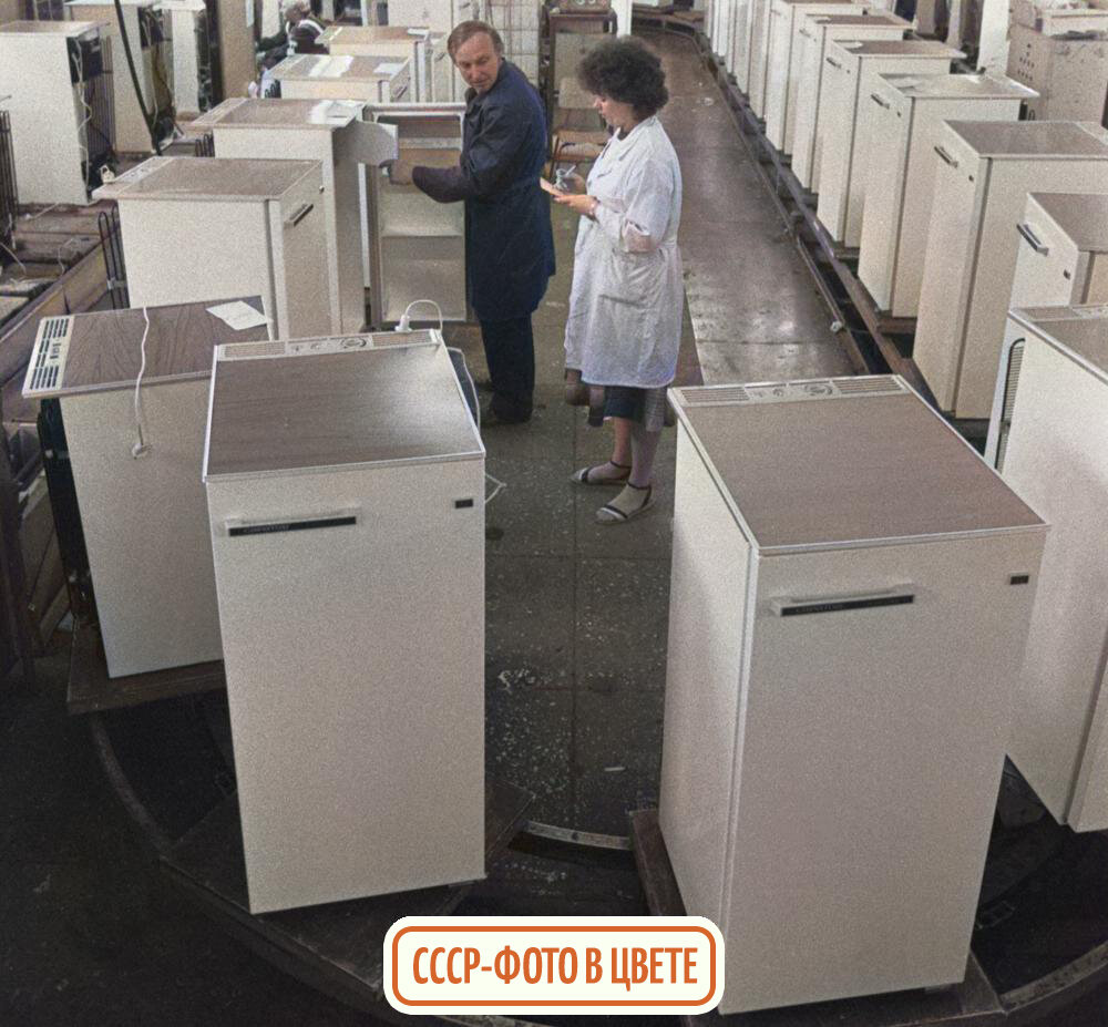 Цех по сборке холодильников марки "Саратов"