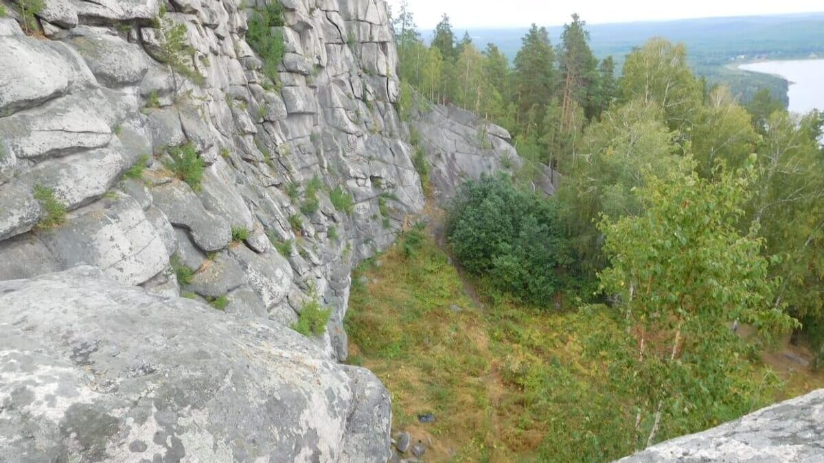    На территории горного массива Аракульский Шихан девушка погибла сорвавшись со скалы© Фото : СКСК РФ по Челябинской области