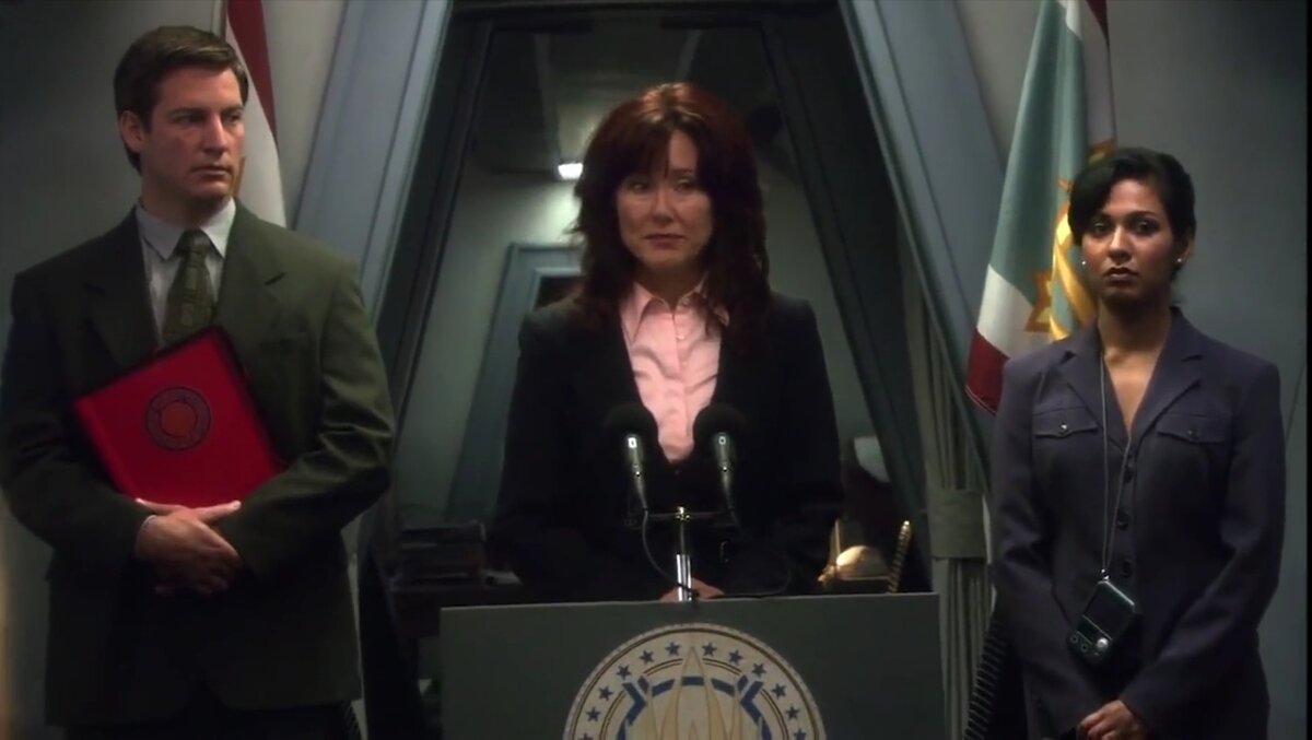 Толкает историческую ресь. Справа на фото женщина - как бы замена Билли. По функционалу - замена, по деловой хватке и зубоскалости - полная противоположность