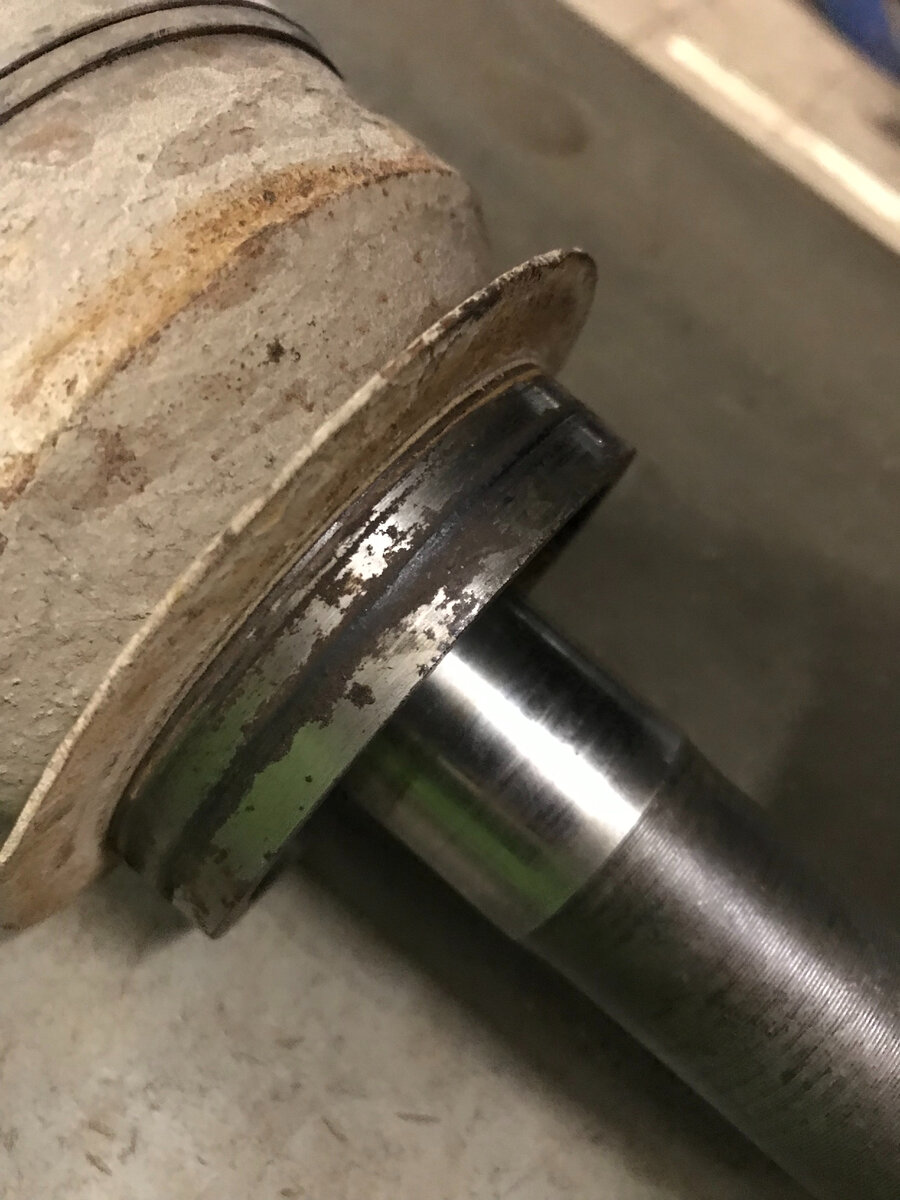 Посадка под сальник поворотного кулака имеет выработку.