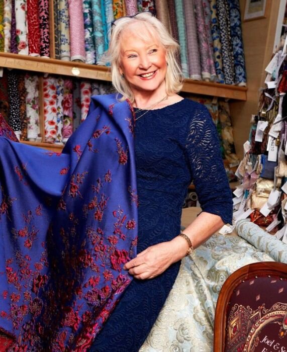 Анджела Келли - стилист, помощник, правая рука и друг покойной королевы Елизаветы II. Фото: www.thesun.co.uk