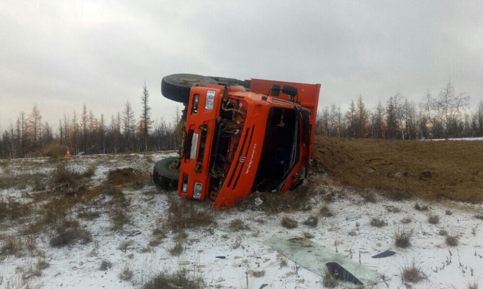    В Надымском районе перевернулся самосвал с песком, есть пострадавший