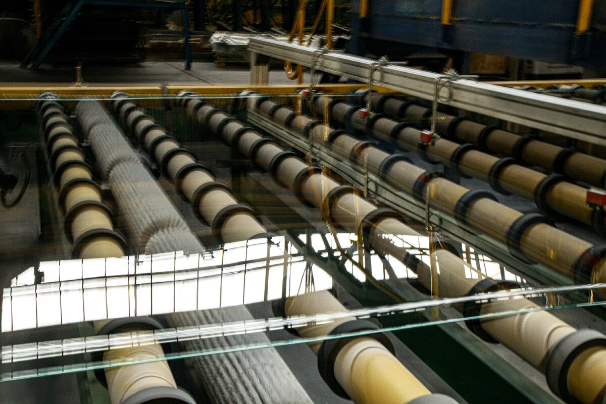 Механическая обработка — это всё то, что делается свёрлами, резцами, фрезами и другими инструментами, которые воздействуют на стекло механически. 