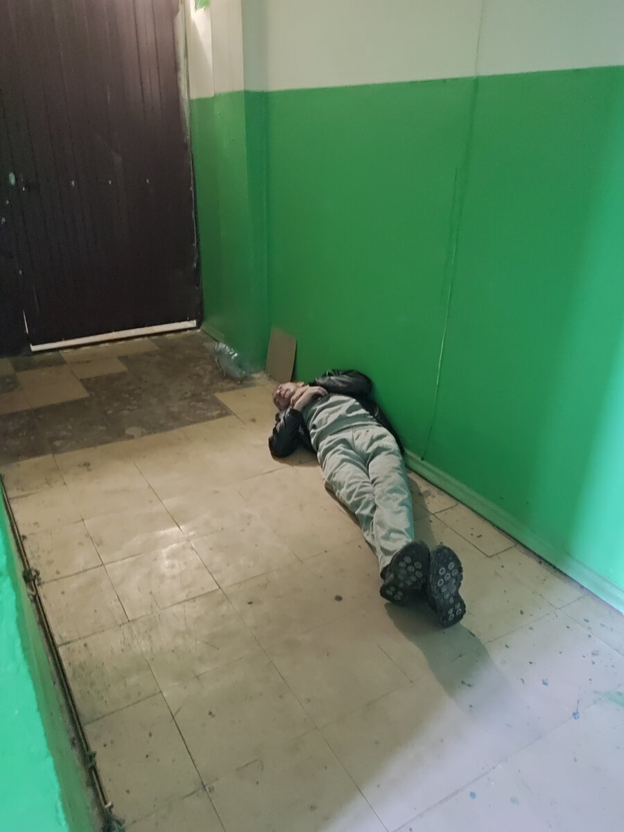 Видимо, свободных кроватей в квартире собутыльника не оказалось, поэтому он решил отдохнуть на лестничной клетке. 
