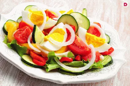 Салат из помидоров, огурцов и яиц - вкусное, легкое и простое в приготовлении блюдо. В нем мало калорий, зато много пользы для организма. Салат можно разнообразить, дополнив другими ингредиентами.