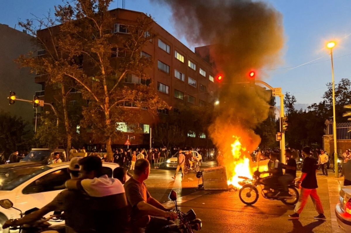    В Иране во время массовых беспорядков погибли 19 человек