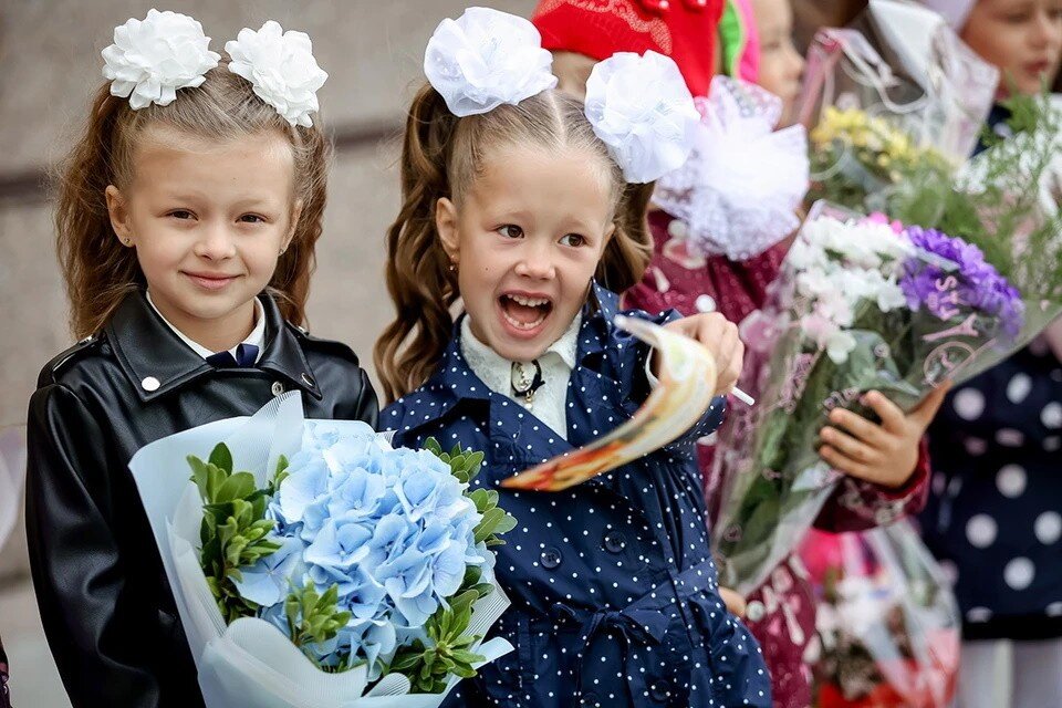     Букет ко Дню учителя обойдется родителям столичных школьников в среднем в 700-800 рублей Валерий ЗВОНАРЕВ