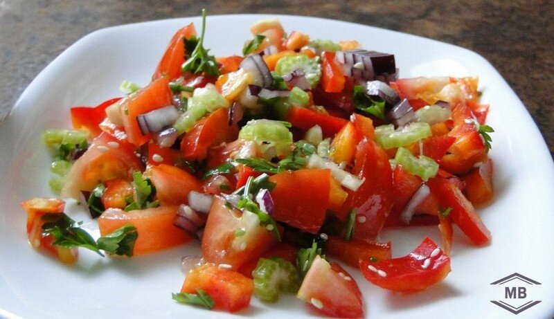 2. Салат со свёклой, авокадо и шпинатом