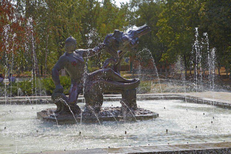 Скульптурная композиция «Руслан, пленяющий Черномора» в Днестровске