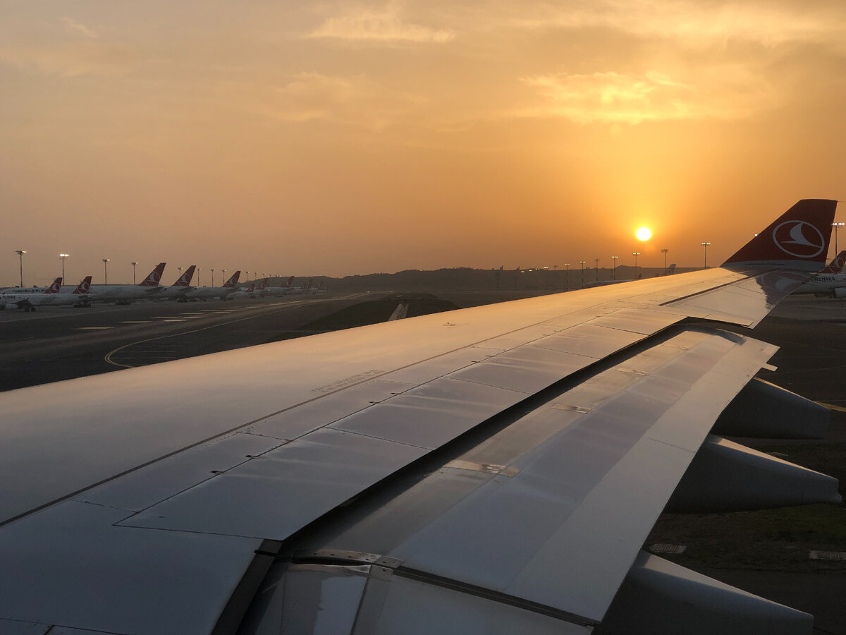 Рейс в аэропорту Стамбула на рассвете