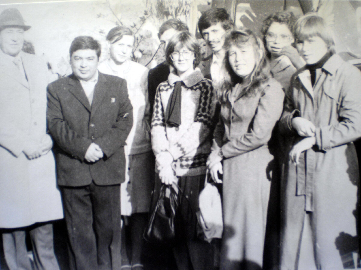 Наш научный отдел на демонстрации 7 ноября 1982 года. В чёрном костюме директор Гутлы. В шляпе начальник областного лесхоза. На фото нет Серёжи, а Володя фотографирует.