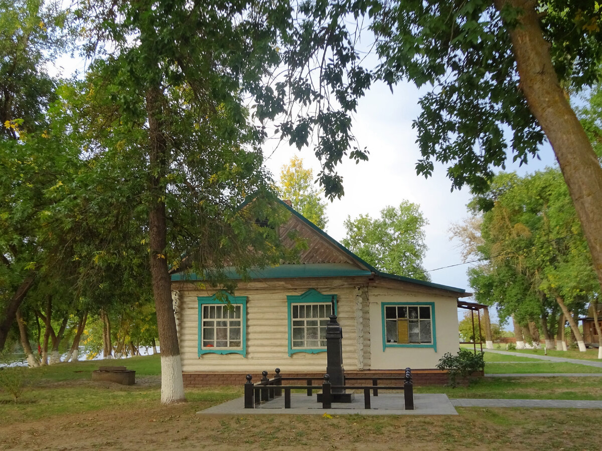 Дамчикский участок Астраханского заповедника. Могила В.А. Хлебникова и Н.Н. Подъяпольского на берегу протока Быстрая.