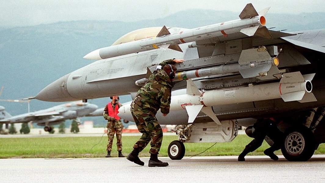 Техник готовит к вылету истребитель F-16 на авиабазе Авиано в Италии                                              Фото: commons.wikimedia.org