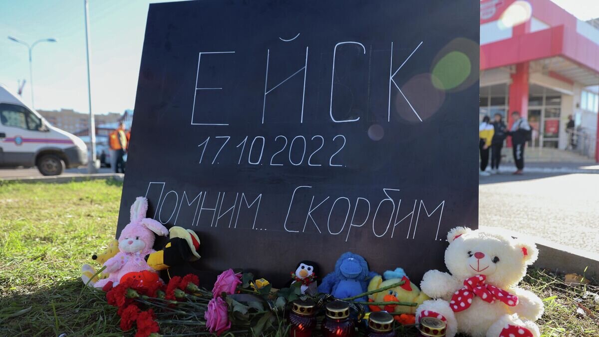    Стихийный мемориал у многоэтажного дома, повреждённого в результате крушения истребителя-бомбардировщика Су-34 в Ейске© РИА Новости / Виталий Тимкив