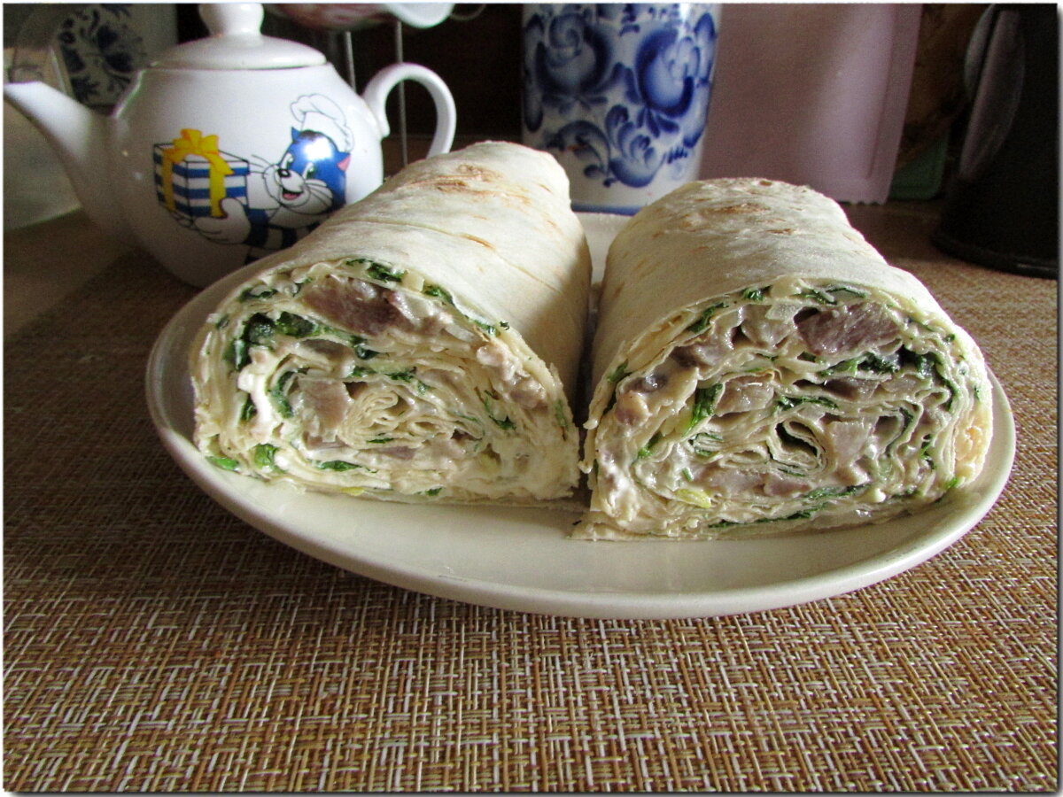 Рулет из сельди с овощами, авокадо, яйцами и плавленым сыром