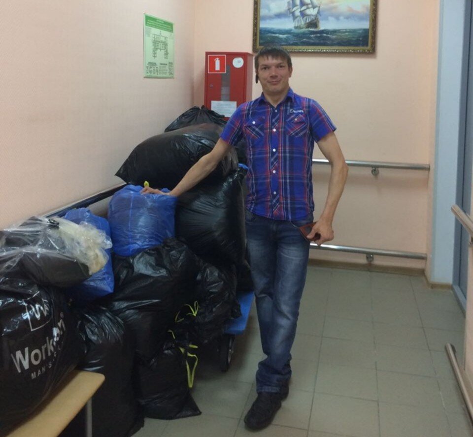     Роман не первый год собирает продукты и вещи для нуждающихся горожан. Фото: СОЦСЕТИ