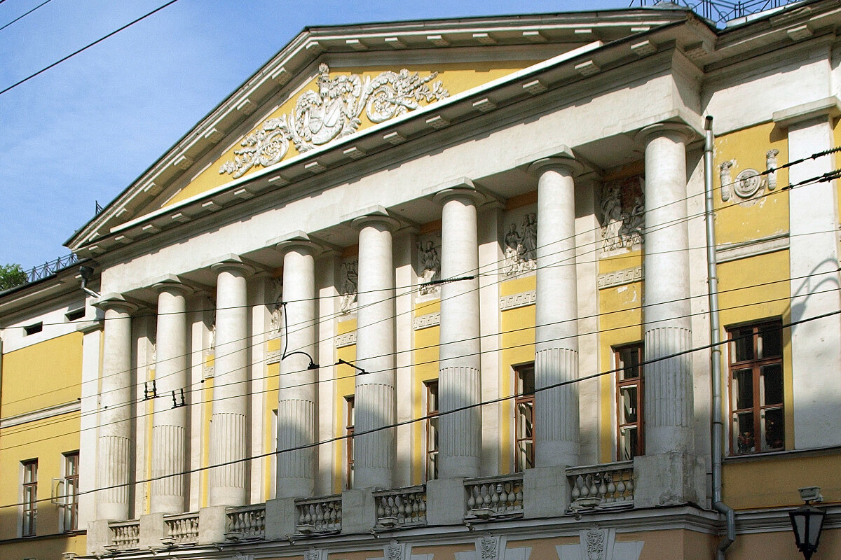 Парадный фасад с портиком и фронтон с лепниной (Яндекс картинки)