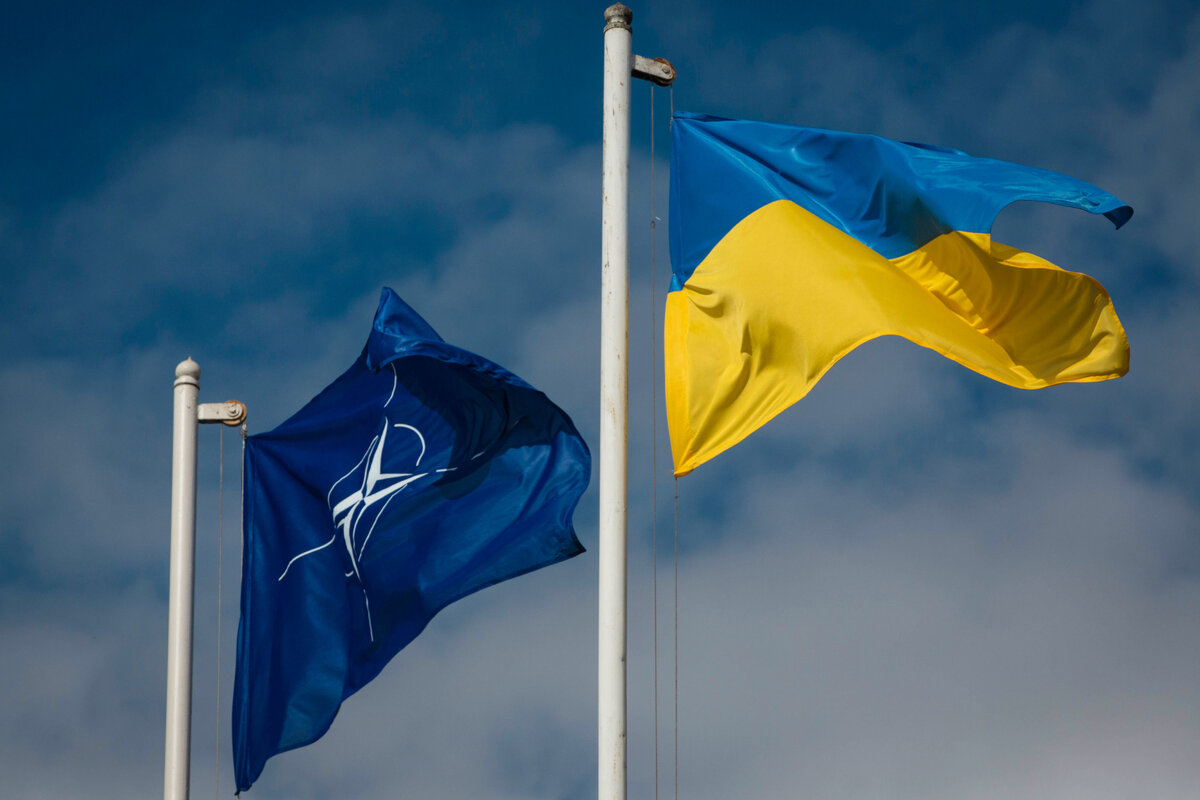 Национальный флаг Украины и флаг Организации Североатлантического договора (НАТО) // Sputnik / Михаил Маркив