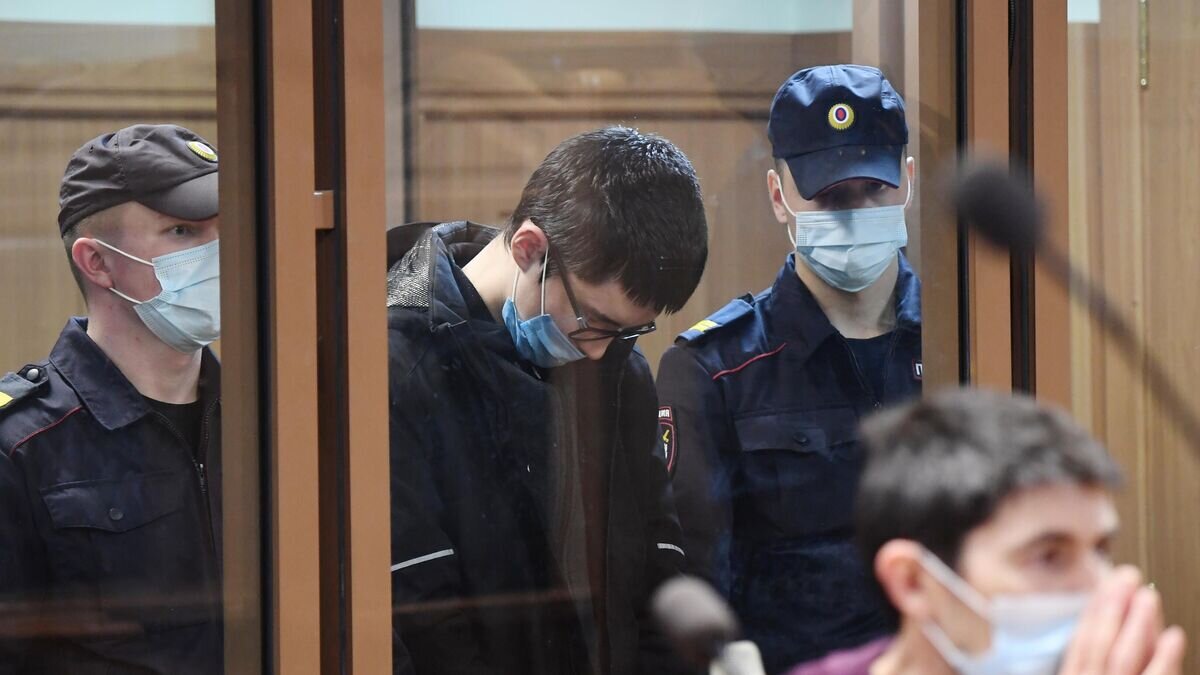    Ильназ Галявиев, устроивший 11 мая 2021 года стрельбу в казанской гимназии №175 и обвиняемый в убийстве 9 человек, в зале Верховного суда Татарстана© РИА Новости / Максим Богодвид