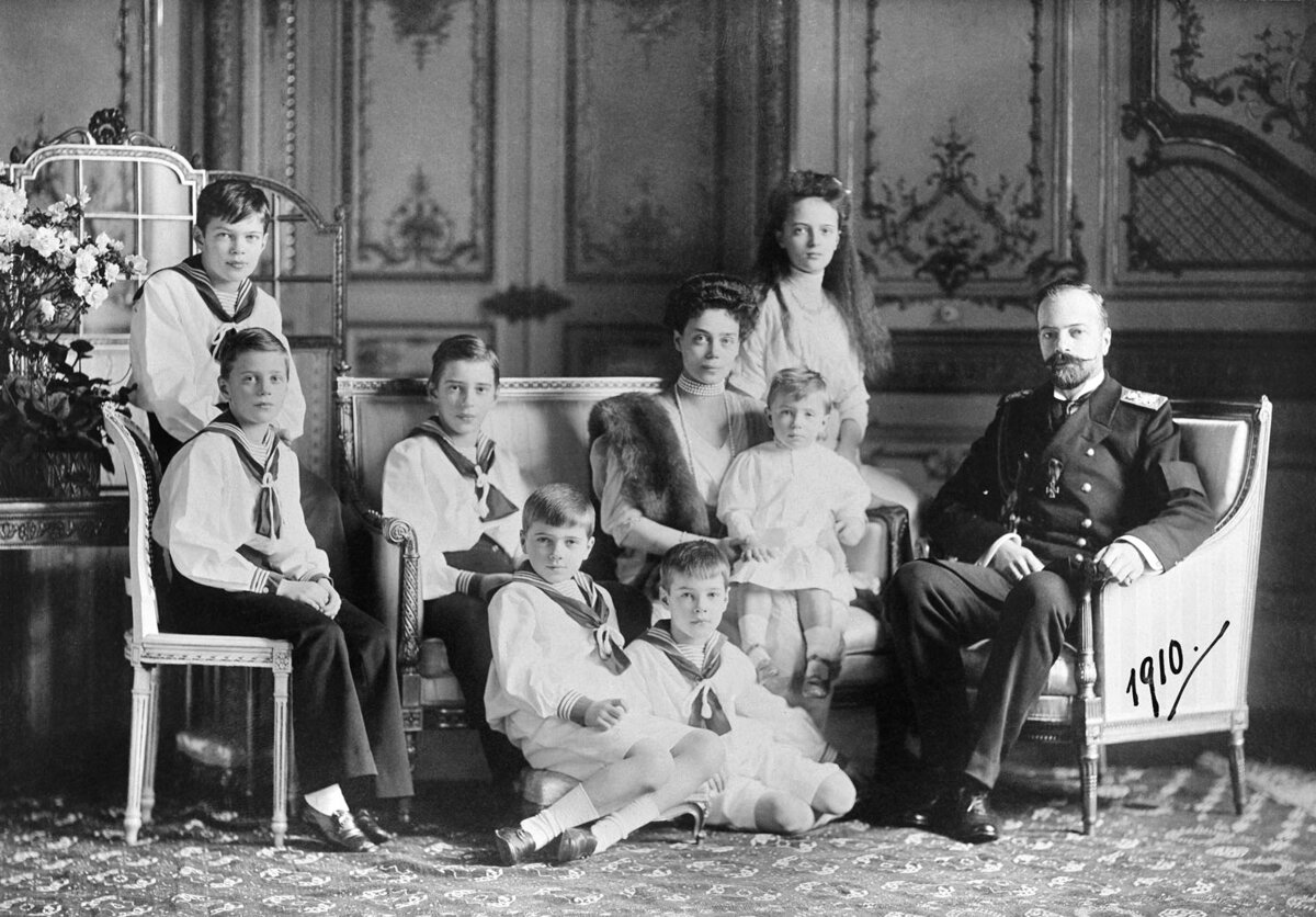 Семья Великого князя Александра Михайловича и Великой княгини Ксении Александровны, фото 1910 года. Ирине на этом фото 14-15 лет, обратите внимание на выражение ее лица.