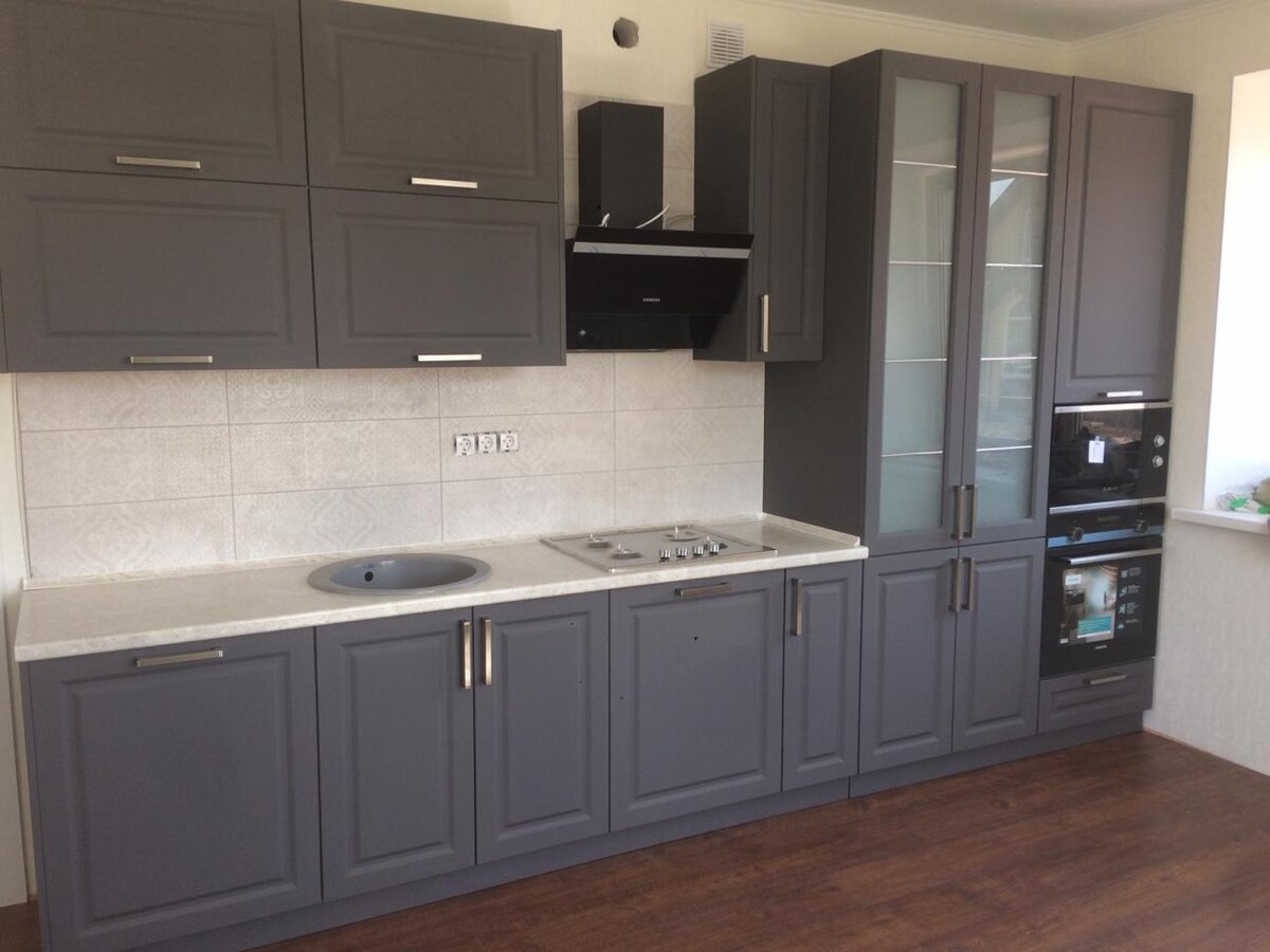 Серая кухня с фасадами в стиле неоклассика