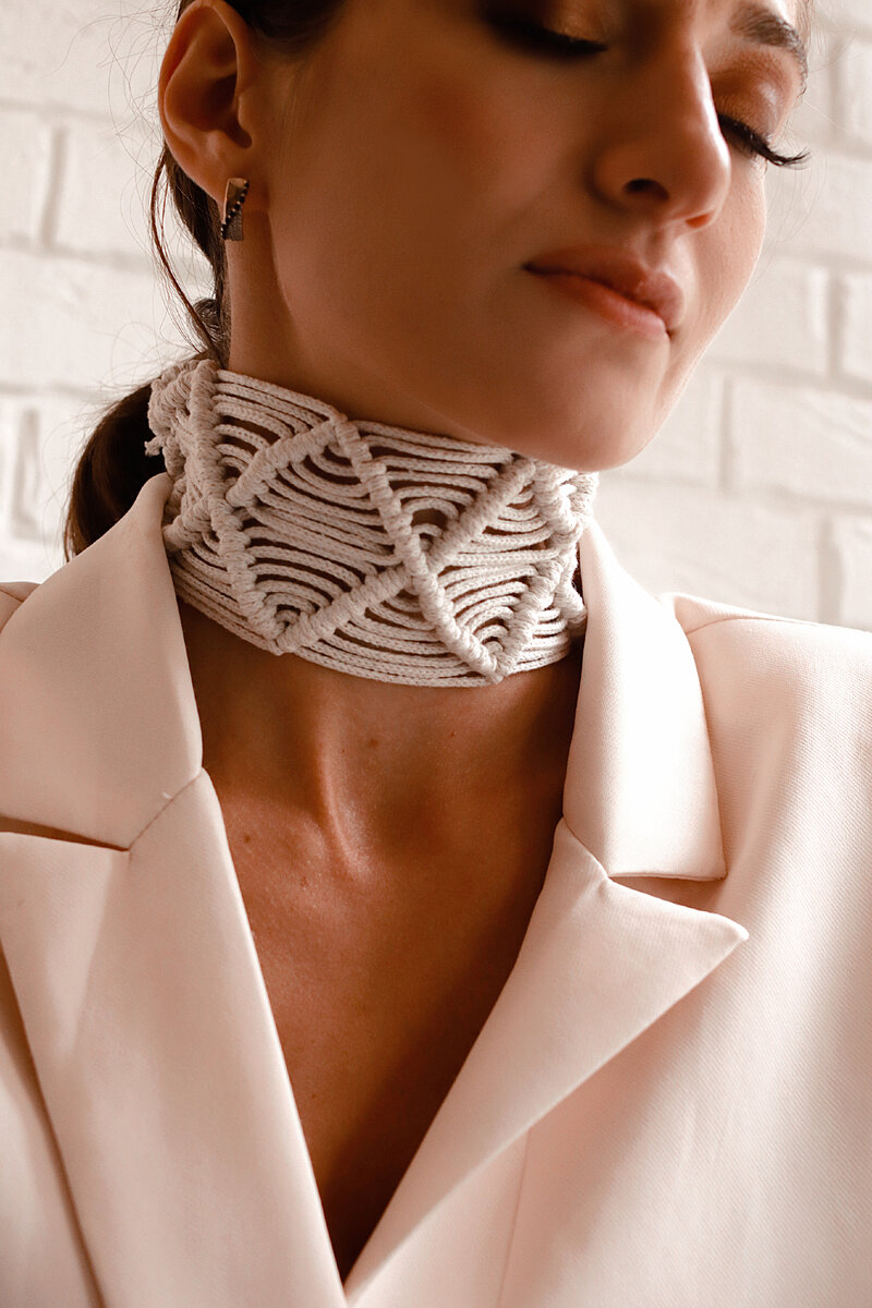 Когда готовилась к фотосессии еще не до конца придумала застежку на этот чокер, это видно) Сейча