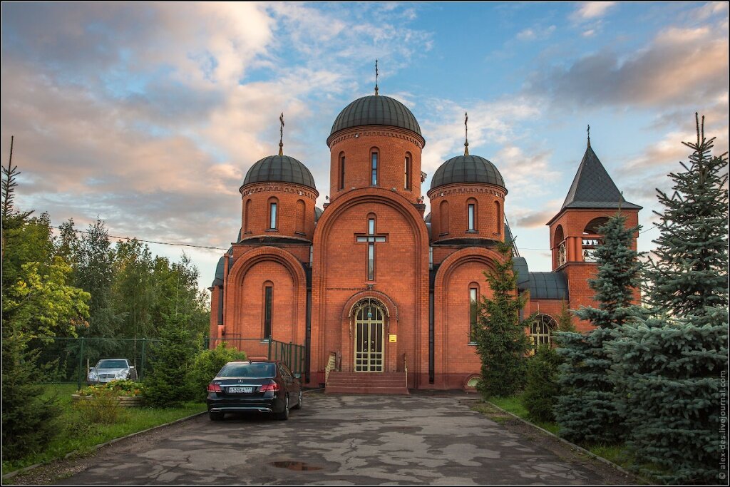 Храм  во имя святителя Николая Мирликийского в Отрадном (Москва), где служит отец Николай