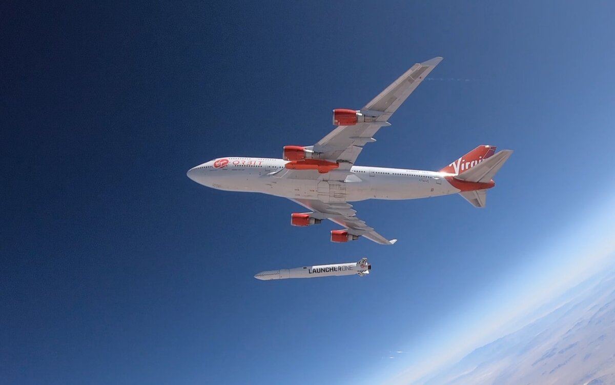 Фото: Virgin Orbit / Самолет Cosmic Girl сбрасывает ракету-носитель LauncherOne 