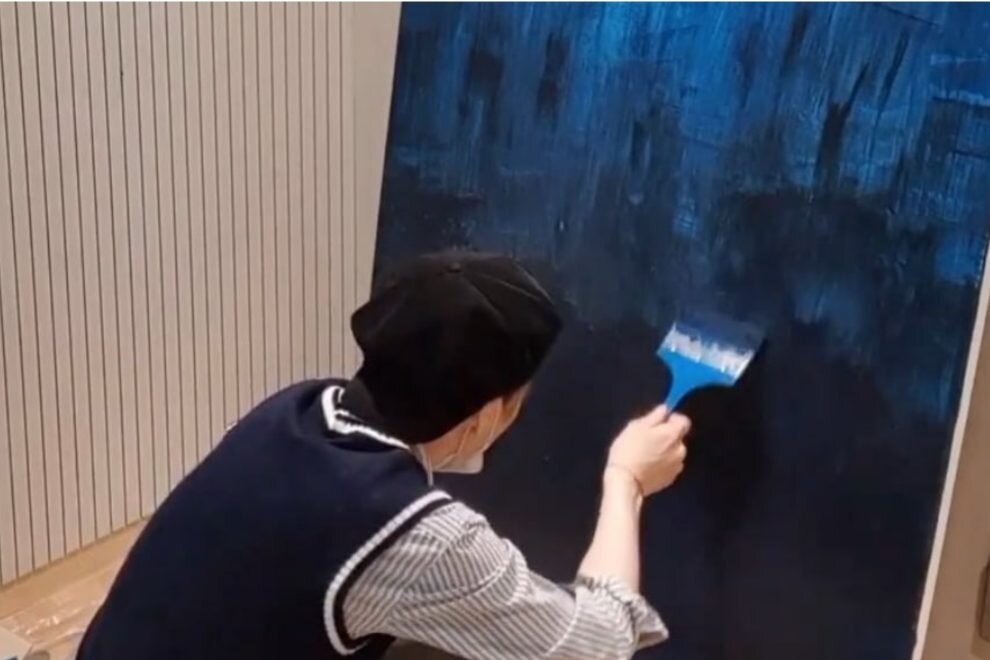 Шуга из BTS пишет картину