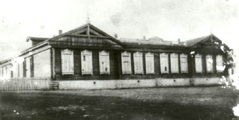     Так выглядела Эльбарусовская школа в 50-ые годы. Фото: архив школы.