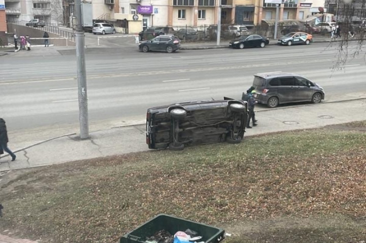    В Новосибирске «Жигули» опрокинули на улице на бок для ремонта