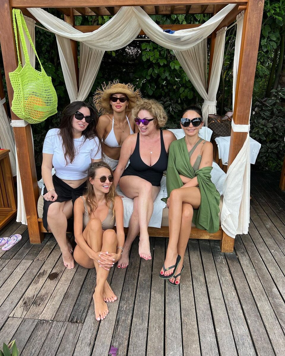    Симона снялась с молодыми подругамиСоцсети Симоны Юнусовой