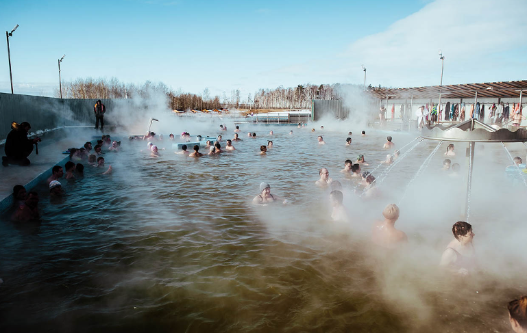 Купание в горячих источниках. Тюмень