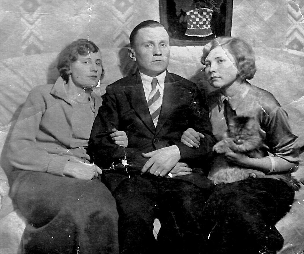 Антонина Андреевна, Фёдор Андреевич, Александра Андреевна с кошкой Мурочкой. Ленинград, 1940-1941 гг.