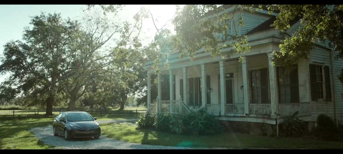 Скриншот из фильма "Посетитель / The Visitor" 2022