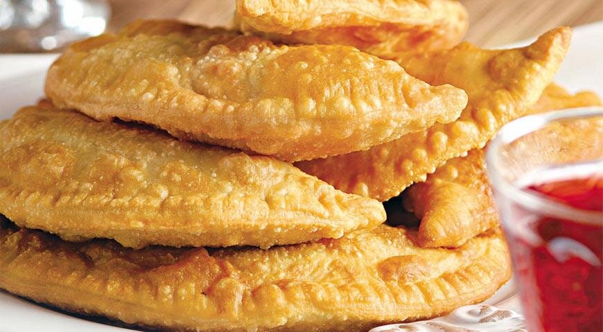 Продукты Картофель - 300 г
Сыр сулугуни - 100 г
Вода - 100-125 мл
Мука - 250 г
Масло растительное - 1 ст. ложка + для жарки чебуреков
Соль - по вкусу
Перец чёрный молотый - по вкусу